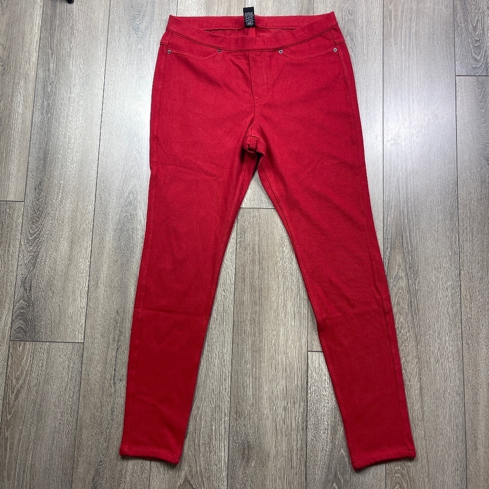 Red leggings‎